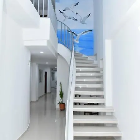 Modern 2br Walking Distance From Airport Apartamento